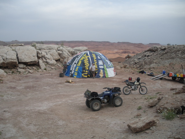 2013/05(May)/Moab/640x480_2013-05-05-Moab-28-Justin-Josh-geodome.JPG