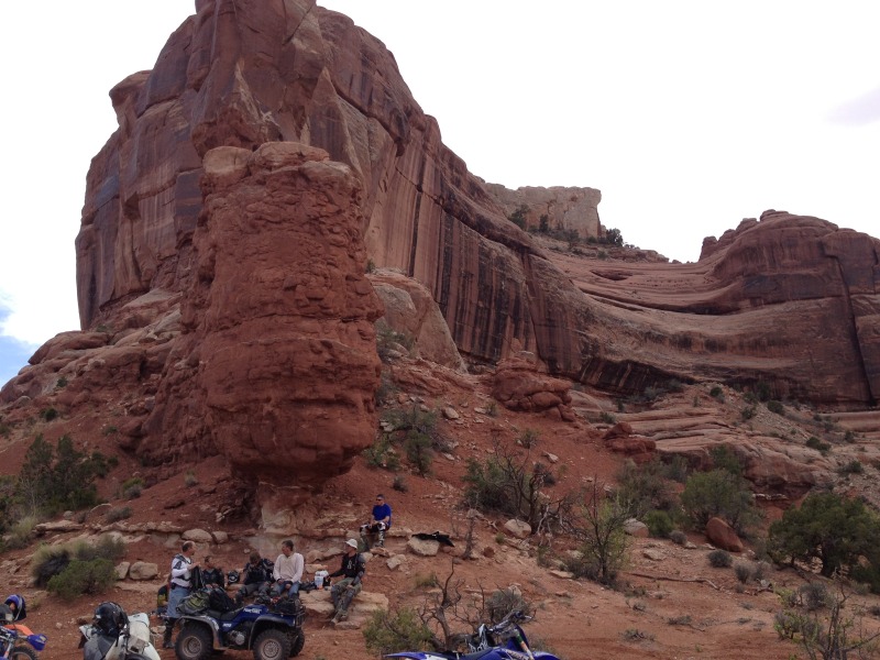 2013/05(May)/Moab/800x600_2013-05-04-Moab-19-Larry-Rover-Bert-Justin-Carmine-Travis-Jay.JPG