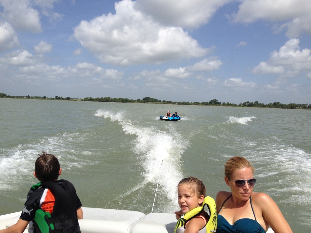 2013/06(June)/Boating-with-Busbys/1024x768_2013-06-23-Boatin-with-Busbys-05-Julia-Dax-Beth-Livia.JPG