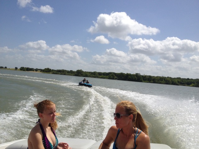 2013/06(June)/Boating-with-Busbys/640x480_2013-06-23-Boatin-with-Busbys-01-Livia-Julia.JPG