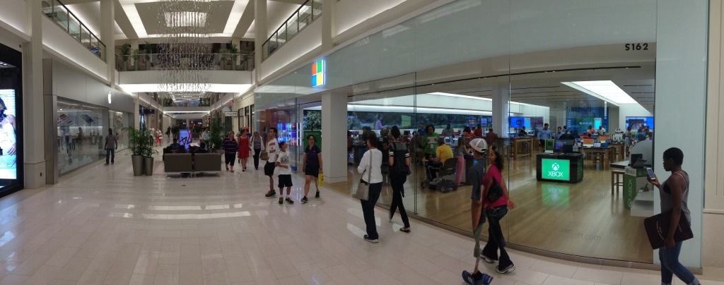 2013/06(June)/Minneapolis-Wieczoreks/1024x768_2013-06-25-Minneapolis-16-Mall-of-America-Apple-vs-Microsoft.JPG