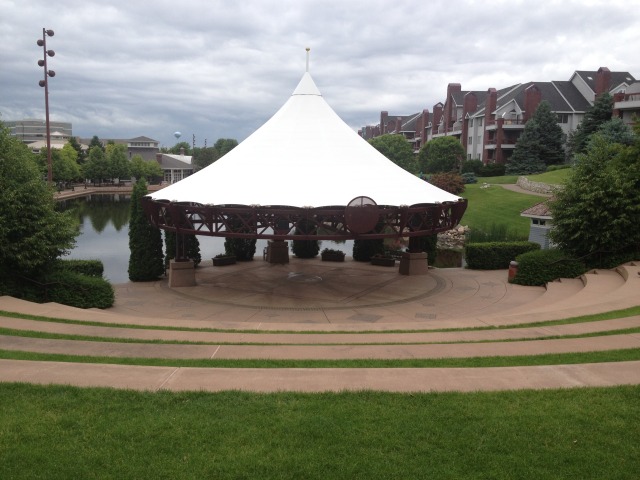 2013/06(June)/Minneapolis-Wieczoreks/2013-06-25-Minneapolis-01-Pavillion.JPG