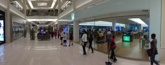 2013-06-25-Minneapolis-16-Mall-of-America-Apple-vs-Microsoft.JPG