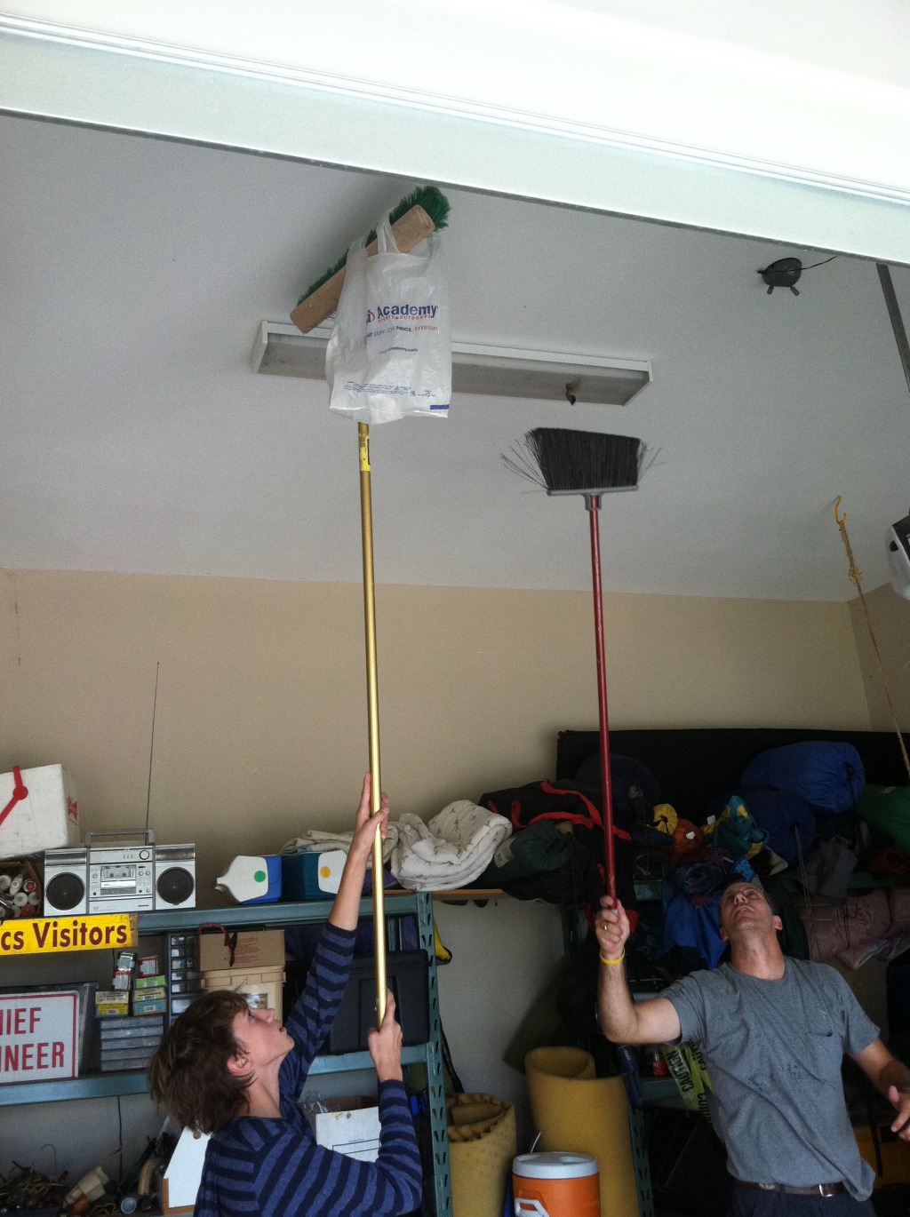 2013/06(June)/Misc/1024x768_2013-06-30-Hummingbird-in-garage.JPG