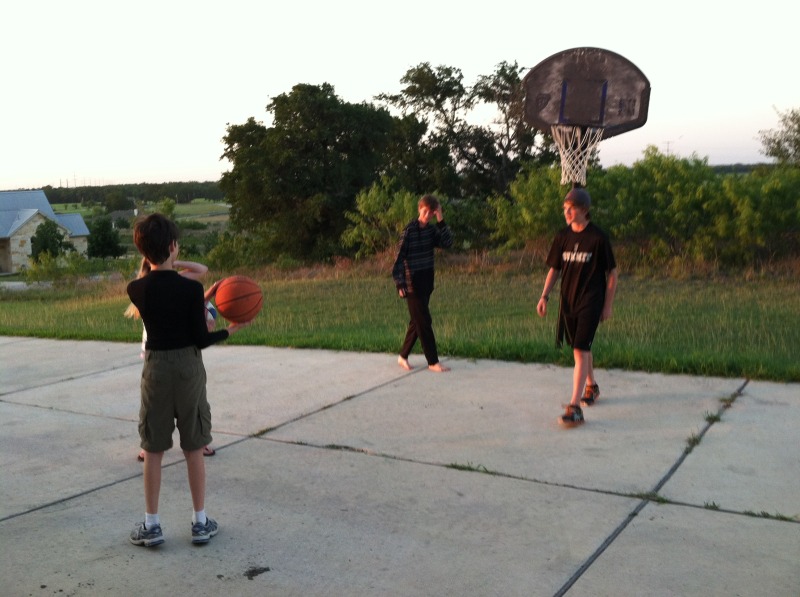 2013/06(June)/Vale-and-Kyla-visit/800x600_2013-06-03-Vale-Kyla-Visit-4-Dax-Chance-basketball.JPG