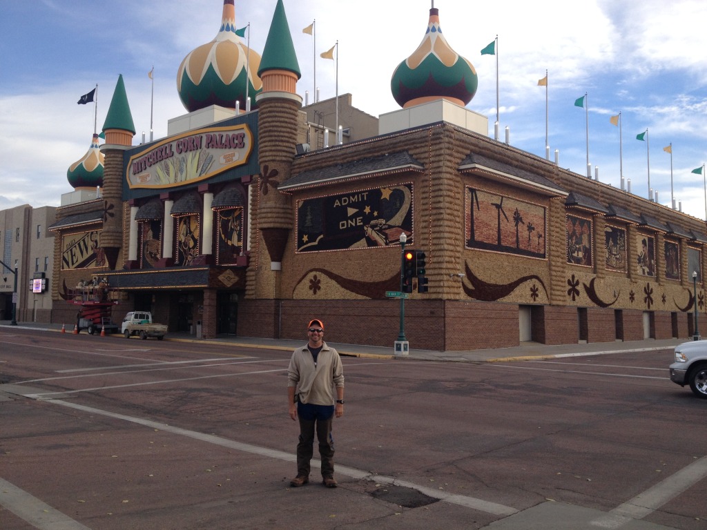 2013/11(November)/SD-Hunting/1024x768_2013-11-08-SD-Pheasant-Hunting-03-Corn-Palace-Daryl.JPG