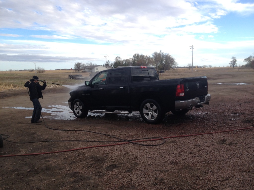 2013/11(November)/SD-Hunting/1024x768_2013-11-08-SD-Pheasant-Hunting-42-clean-truck.JPG