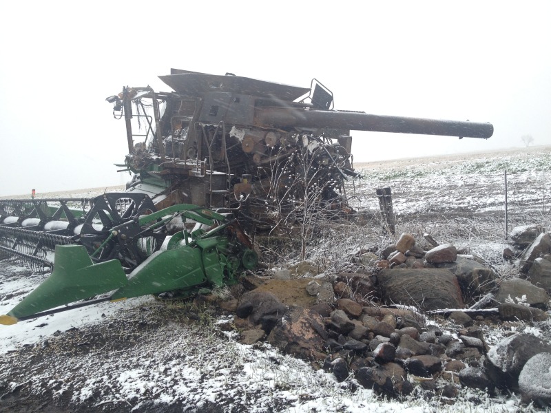 2013/11(November)/SD-Hunting/800x600_2013-11-05-SD-Pheasant-Hunting-8-burned-combine.JPG
