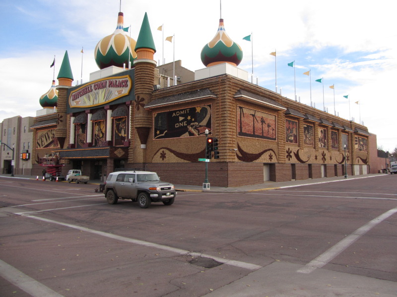 2013/11(November)/SD-Hunting/800x600_2013-11-08-SD-Pheasant-Hunting-11-Corn-Palace.JPG