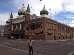 2013-11-08-SD-Pheasant-Hunting-02-Corn-Palace-Daryl.JPG