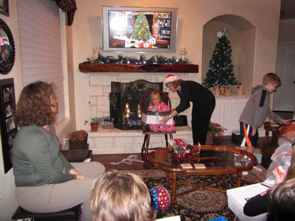2013-12-23-Christmas-Eve-Eve-50-Suzi-Sydney-Janeen-Ian.JPG