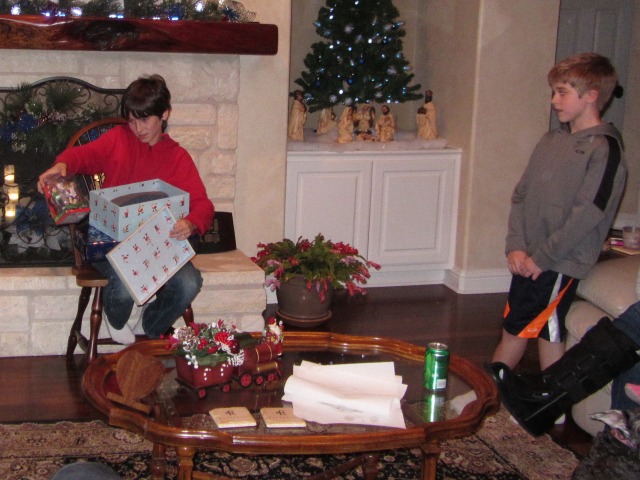 2013-12-23-Christmas-Eve-Eve-12-Dax-Ian.JPG