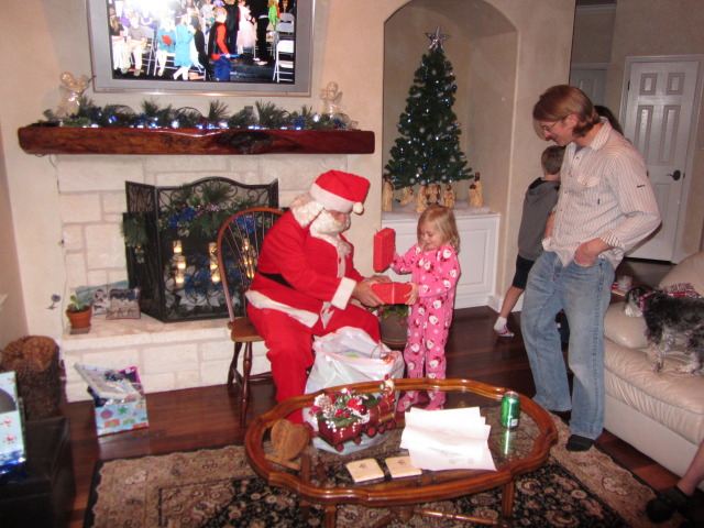 2013/12(December)/Christmas-Eve-Eve/640x480_2013-12-23-Christmas-Eve-Eve-17-Santa-Sydney-Justin.JPG