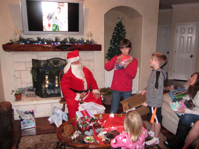2013-12-23-Christmas-Eve-Eve-34-Santa-Dax-Ian-Sydney.JPG