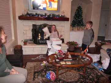2013-12-23-Christmas-Eve-Eve-46-Suzi-Kyla-Ian.JPG