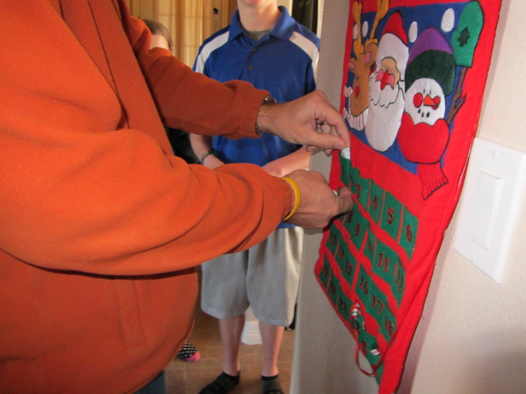 2013/12(December)/Christmas-Scavenger-Hunt-for-Travis/1024x768_2013-12-23-Travis-Christmas-Scavenger-Hunt-08-Hint-2-wrong-calendar.JPG