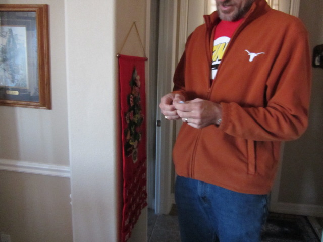 2013/12(December)/Christmas-Scavenger-Hunt-for-Travis/640x480_2013-12-23-Travis-Christmas-Scavenger-Hunt-07-Hint-1.JPG