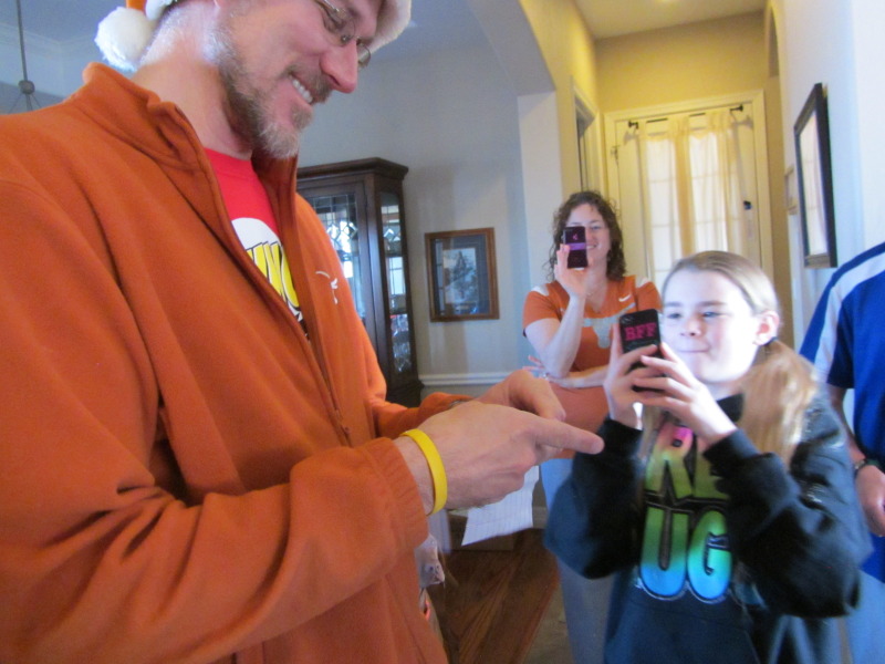 2013/12(December)/Christmas-Scavenger-Hunt-for-Travis/800x600_2013-12-23-Travis-Christmas-Scavenger-Hunt-09-Suzi-Kyla.JPG