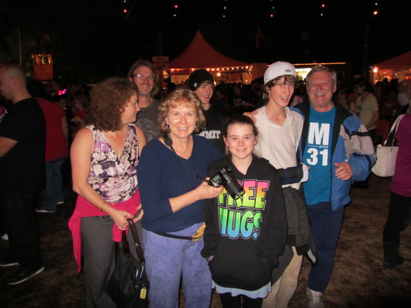 2013/12(December)/Trail-of-Lights/800x600_2013-12-20-Trail-of-Lights-07-Suzi-Justin-Janeen-Vale-Kyla-Chance-Jim.JPG