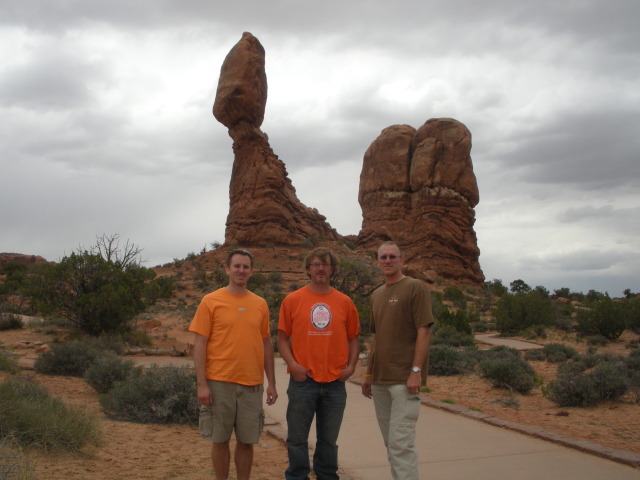 2013/BEST-OF/640x480_2013-05-06-Moab-08-Josh-Justin-Travis-balanced-rock-GOOD.JPG