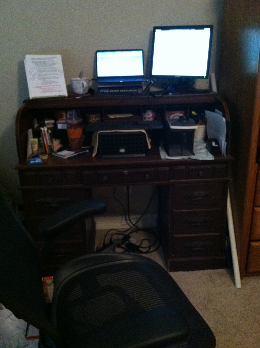 2014/02(February)/Misc/1024x768_2014-02-07-Suzi-old-desk.JPG