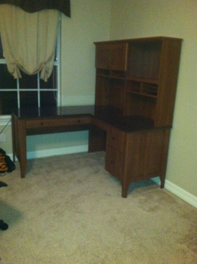2014/02(February)/Misc/640x480_2014-02-08-Suzi-new-desk.JPG