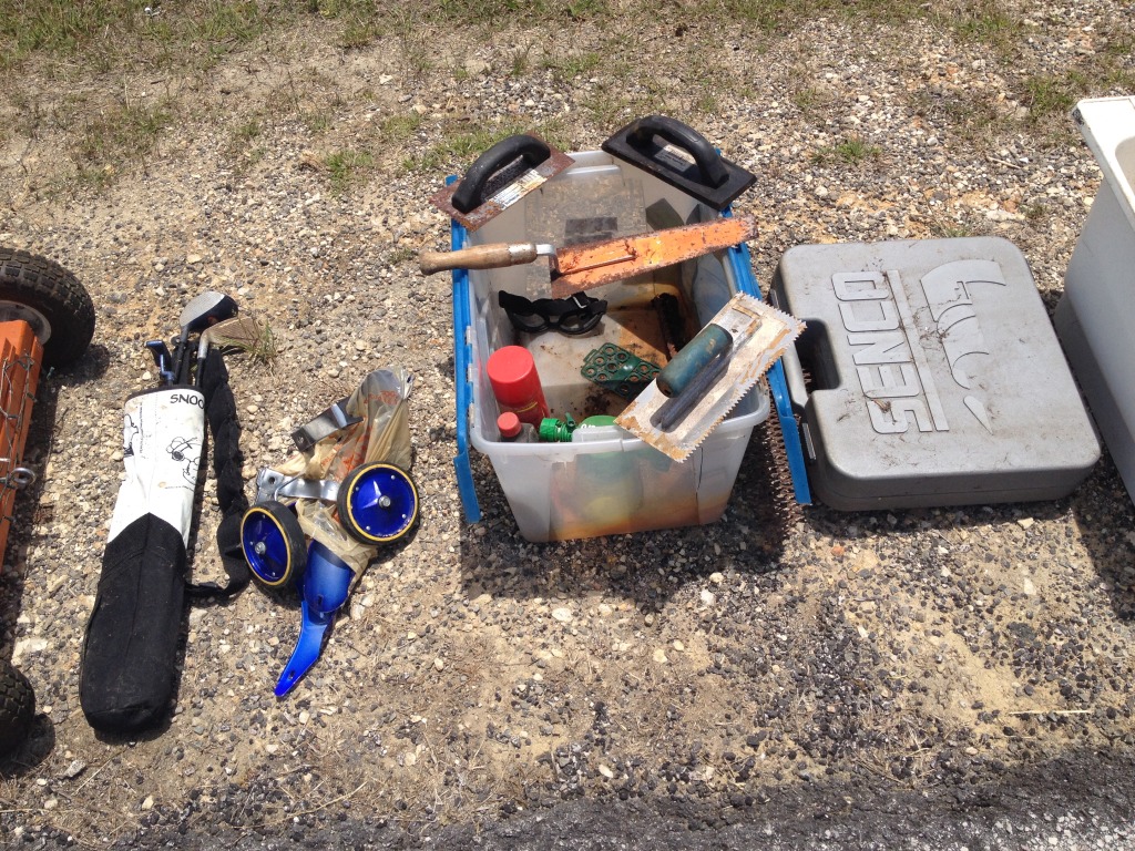 2014/05(May)/Cleaning-under-Justins-deck/1024x768_2014-05-17-Cleaning-under-Justins-porch-06.JPG