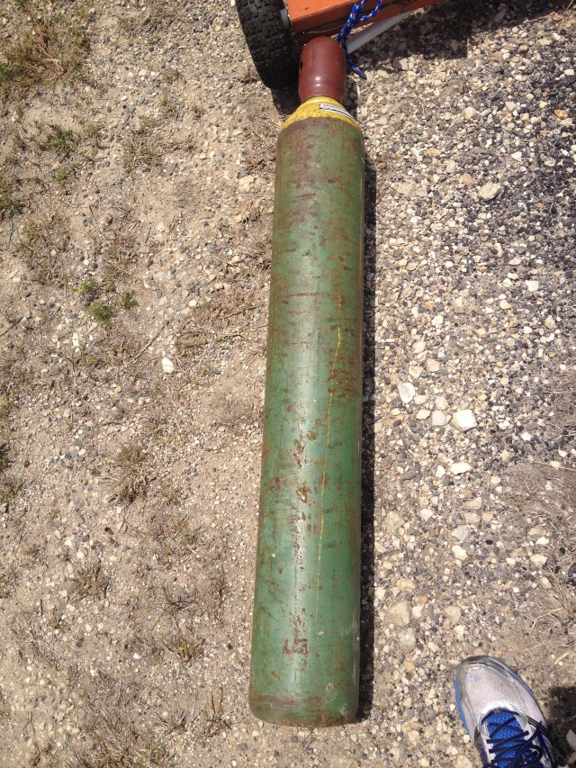 2014-05-17-Cleaning-under-Justins-porch-04-oxygen-tank.JPG