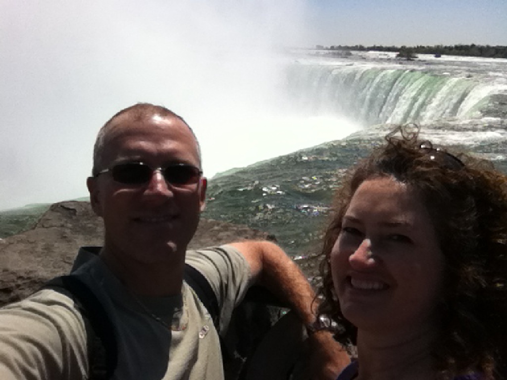 2014/05(May)/Niagara-Falls/1024x768_2014-05-26-Niagra-Falls-43-Travis-Suzi.JPG