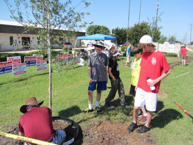 2014/05(May)/Troop214-Chance-Eagle-Project/640x480_2014-05-10-Chance-Eagle-Project-030-Case-Jack-Dax-Sean.JPG