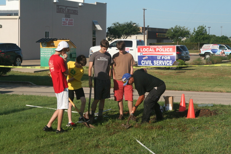 2014/05(May)/Troop214-Chance-Eagle-Project/800x600_2014-05-10-Chance-Eagle-Project-032-Dax-Cade-Kylan-Tony.JPG