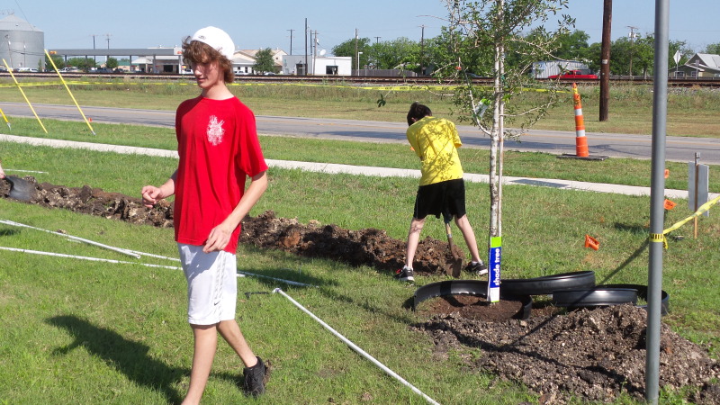 2014/05(May)/Troop214-Chance-Eagle-Project/800x600_2014-05-10-Chance-Eagle-Project-039-Dax.jpg