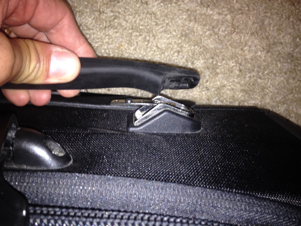2014/07(July)/Misc/1024x768_2014-07-06-Luggage-Handle-broke-2.JPG