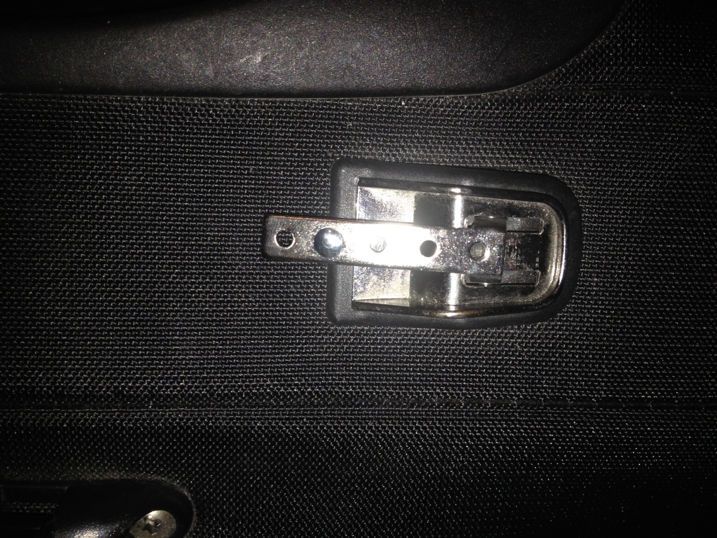 2014/07(July)/Misc/1024x768_2014-07-06-Luggage-Handle-broke-4.JPG