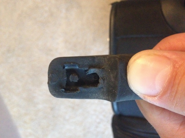 2014/07(July)/Misc/640x480_2014-07-06-Luggage-Handle-broke-3.JPG