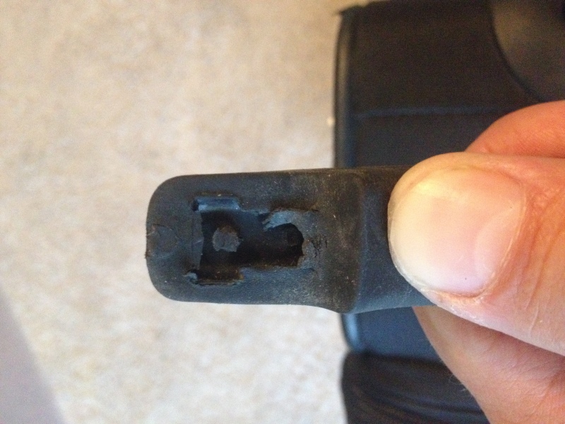 2014/07(July)/Misc/800x600_2014-07-06-Luggage-Handle-broke-3.JPG