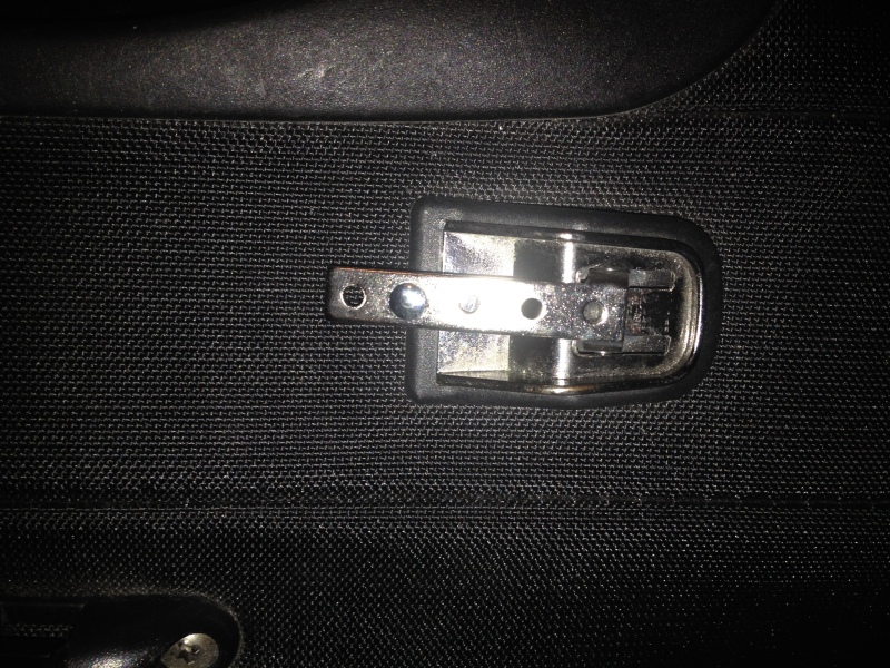 2014/07(July)/Misc/800x600_2014-07-06-Luggage-Handle-broke-4.JPG