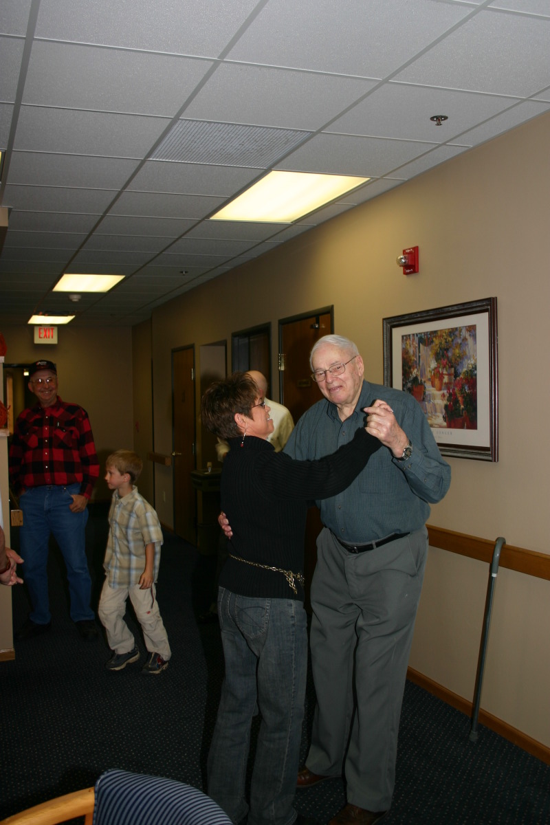 2014/Mary-Melvin/800x600_2005-11-05-Melvin-90th-bday-011-dancing-Pat.JPG
