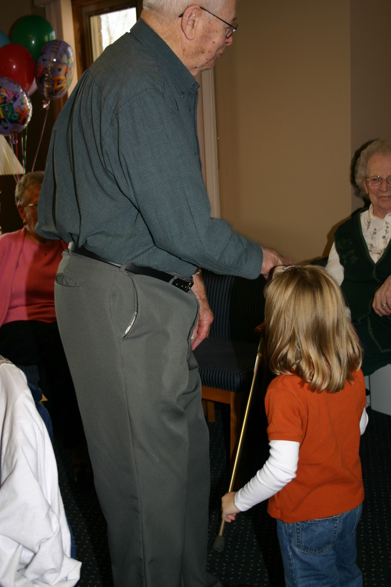 2014/Mary-Melvin/800x600_2005-11-05-Melvin-90th-bday-028-Kyla.JPG