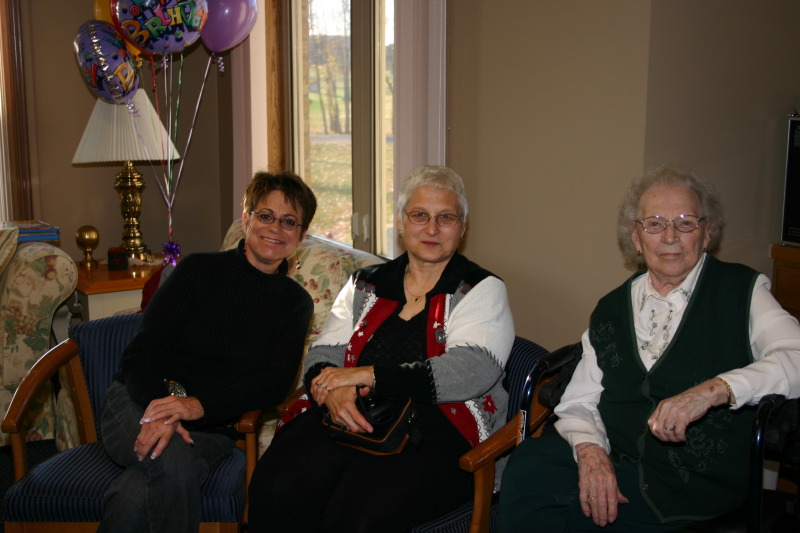 2005-11-05-Melvin-90th-bday-075-Pat-Mary.JPG