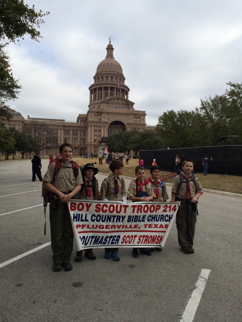2015/02(February)/Troop214-Report-to-State/1024x768_2015-02-07-Troop214-Report-to-State-Parade-25-Case-ConnorM-ConnorH-Aiden-Anaken-Zach.JPG