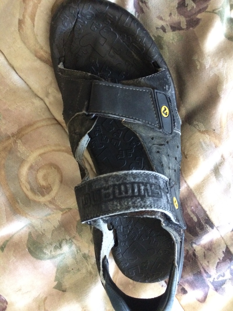 2015/03(March)/Misc/800x600_2015-03-23-Shimano-Bike-sandals-broken-2.JPG