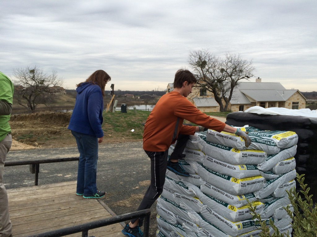 2015/03(March)/Troop214-Mulch/1024x768_2015-03-07-Troop-214-Mulch-05-Terrie-Chance.JPG