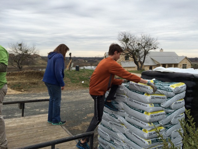 2015/03(March)/Troop214-Mulch/640x480_2015-03-07-Troop-214-Mulch-05-Terrie-Chance.JPG