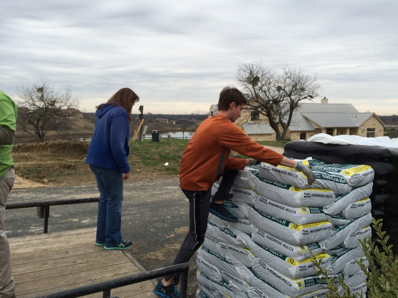 2015/03(March)/Troop214-Mulch/800x600_2015-03-07-Troop-214-Mulch-05-Terrie-Chance.JPG