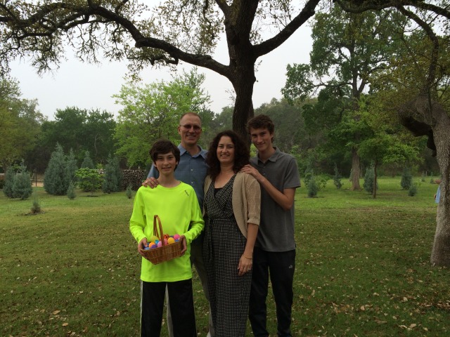 2015/04(April)/Easter/640x480_2015-04-05-Easter-098-Dax-Travis-Suzi-Chance.JPG
