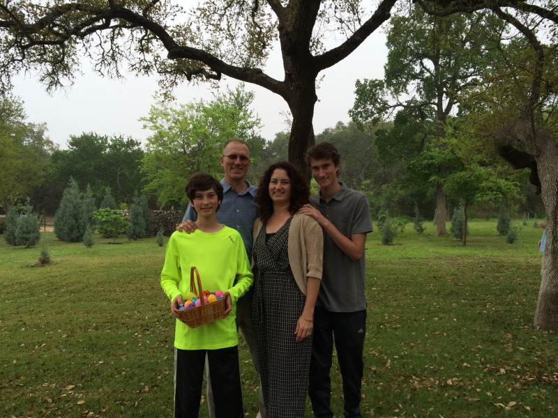 2015/04(April)/Easter/800x600_2015-04-05-Easter-098-Dax-Travis-Suzi-Chance.JPG