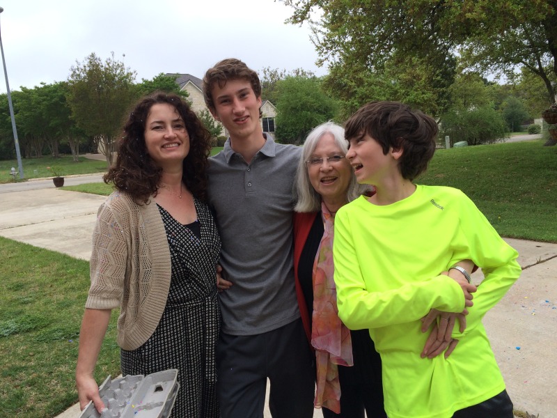 2015/04(April)/Easter/800x600_2015-04-05-Easter-120-Suzi-Chance-Susana-Dax.JPG