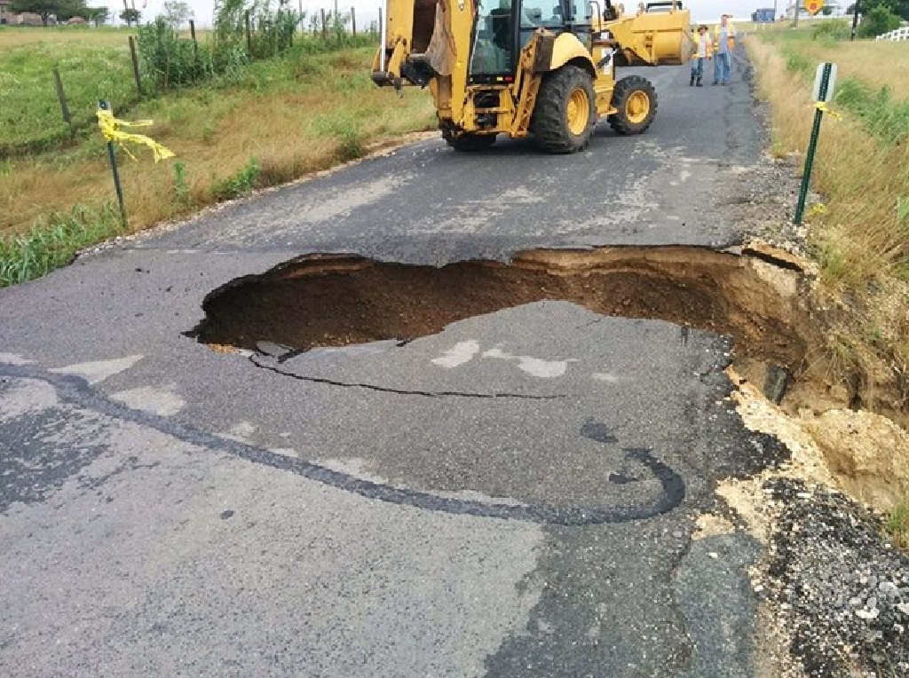 2015/05(May)/2015-05-25-Memorial-Day-Flood-Hutto/1024x768_2015-05-26-Memorial-Day-Flood-07-road-damage.JPG