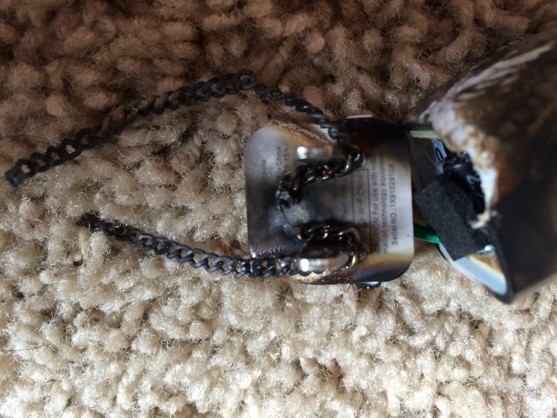 2015/05(May)/Misc/800x600_2015-05-19-Dax-iPhone-plug-nearly-burns-down-house-3.JPG